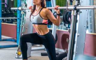 Выпады в тренажере Смита с утяжелителями или собственным весом. Приседания со штангой, гирей и гантелями для прокачки ягодичных мышц